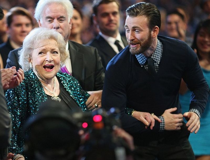 Η 93χρονη Betty White ξανάνιωσε στα χέρια του sexy Chris Evans
