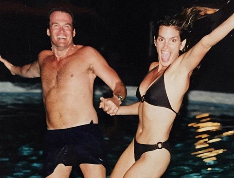 Cindy Crawford: Κλείνει 17 χρόνια γάμου και το γιορτάζει με μια super φωτογραφία Cindy Crawford: Κλείνει 17 χρόνια γάμου και το γιορτάζει με μια super φωτογραφία