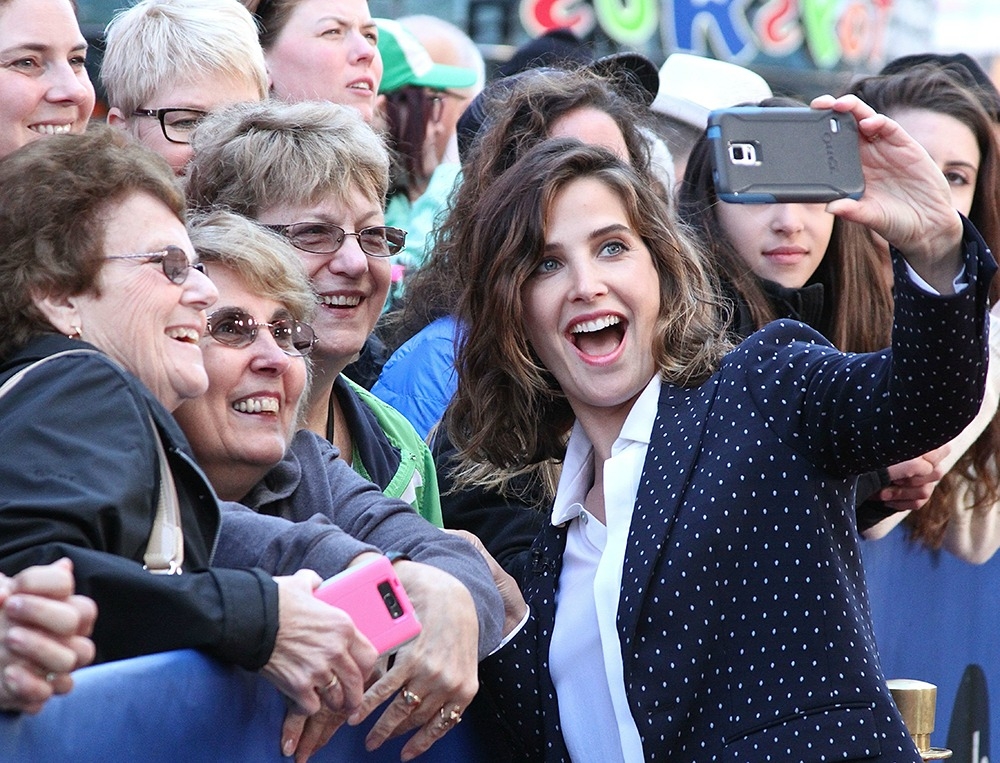 Cobie Smulders: Βγάζει selfies με ηλικιωμένες φαν