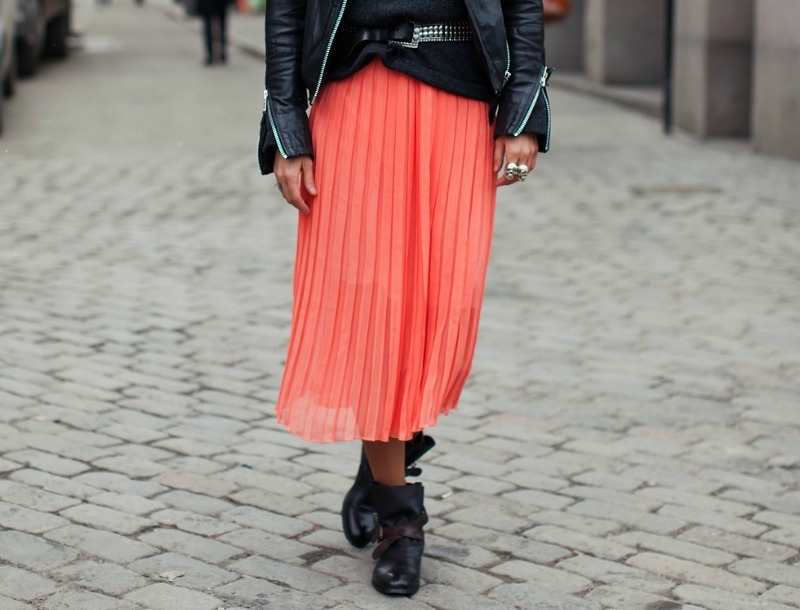 Κοραλί : Το χρώμα που πρωταγωνιστεί στο street style Κοραλί : Το χρώμα που πρωταγωνιστεί στο street style