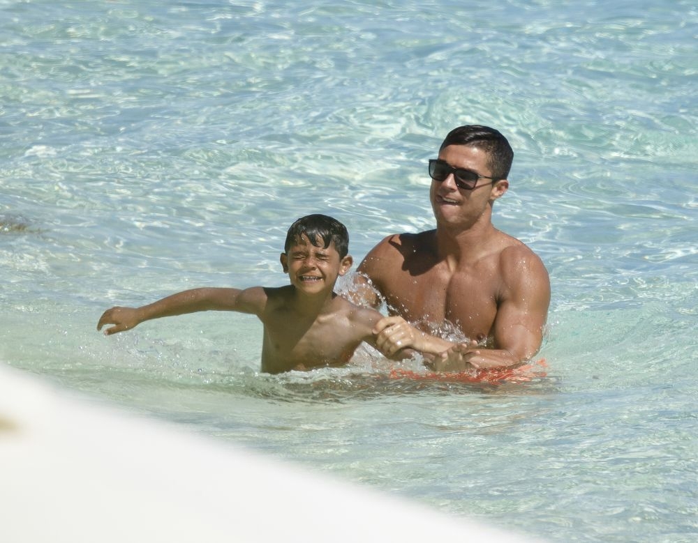 O Cristiano Ronaldo στις Μπαχάμες με τον γιο του