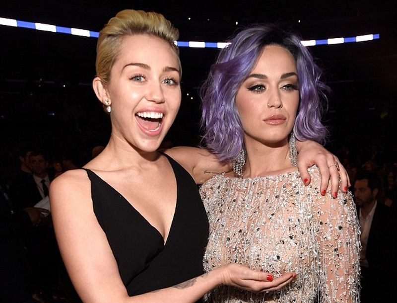 Grammy Awards 2015: Η Miley Cyrus έπιασε το στήθος της Katy Perry