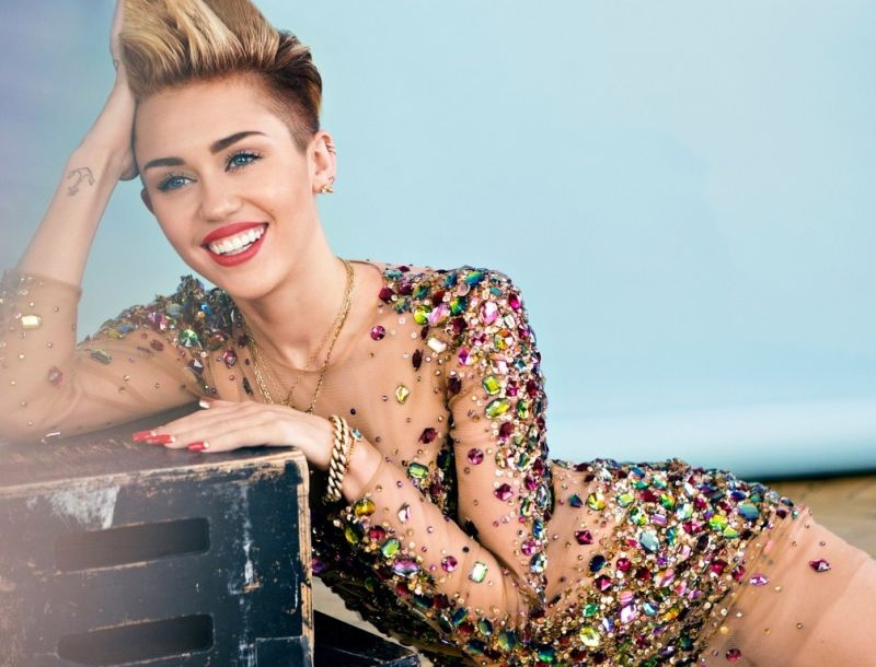 Η νέα sexy διαφήμιση της Miley Cyrus (video)