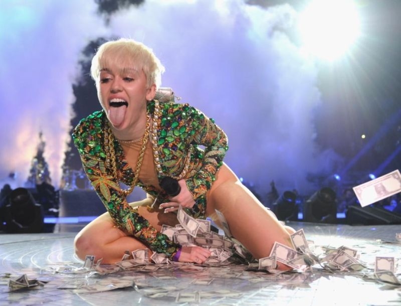 Miley Cyrus: Δεν σταματάει να γδύνεται! Ξανά topless