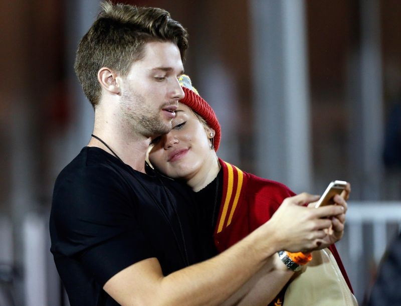 Miley Cyrus: Eτοιμάζεται να παντρευτεί τον Patrick Schwarzenegger!