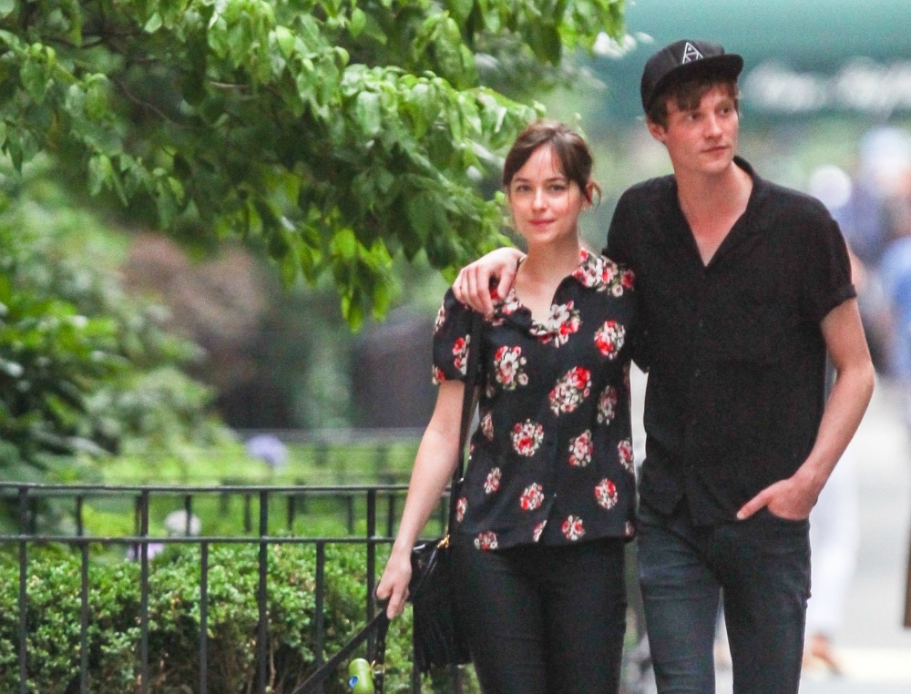 Dakota Johnson - Matthew Hitt: Αγκαλιασμένοι στους δρόμους