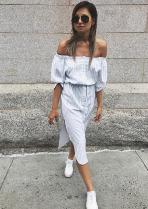 Street style : Δοκίμασε ριγέ off-shoulder φόρεμα σαν της Danielle Bernstein