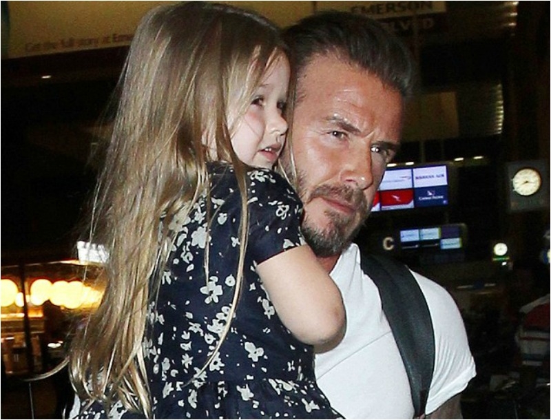 Η Harper Beckham κάνει (ένα ακόμα)τατουάζ στον μπαμπά της