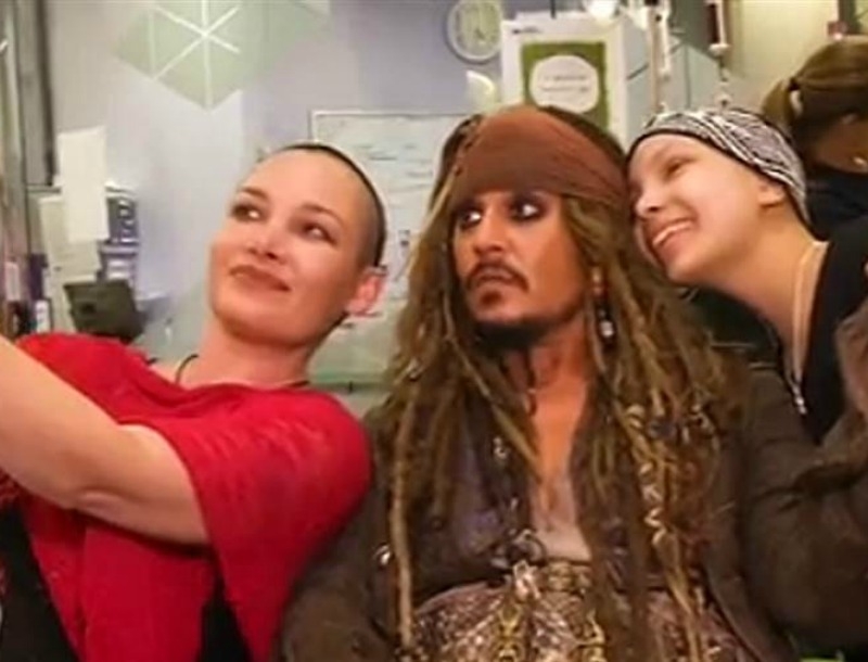 Ο Johnny Depp κυκλοφορεί ως Jack Sparrow για καλό σκοπό!