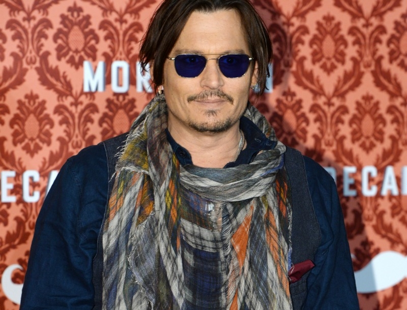 Ο Johnny Depp μας αρέσει ακόμα και με χρωματιστό φουλάρι