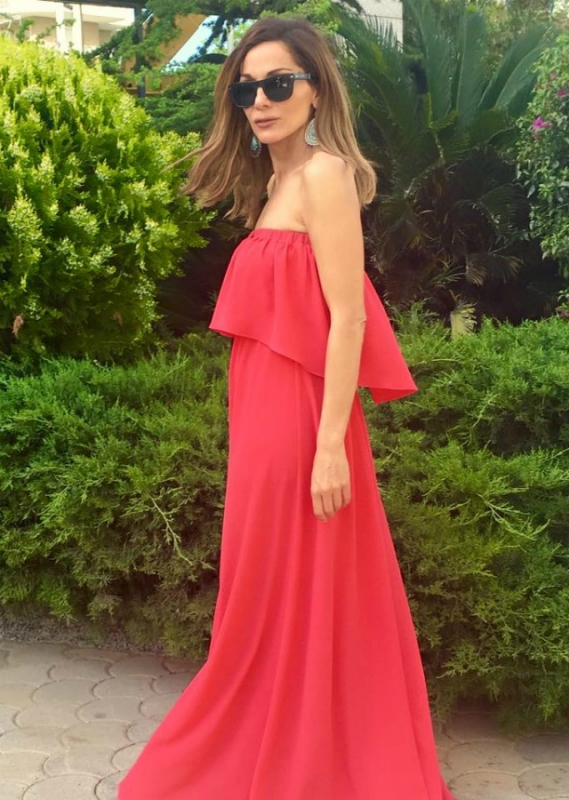 Street style : Η Δέσποινα Βανδή σε καλοκαιρινό mood επιλέγει strapless κόκκινο φόρεμα