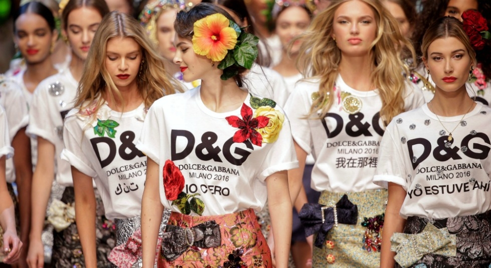 Αυτή είναι τάση! Συνδύασε cool t-shirt με μεταλλικά ρούχα Αυτή είναι τάση! Συνδύασε cool t-shirt με μεταλλικά ρούχα