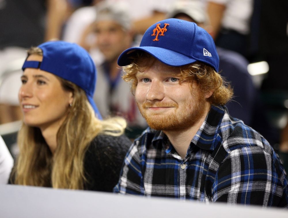 Ποια είναι η κοπέλα δίπλα σου Ed Sheeran;