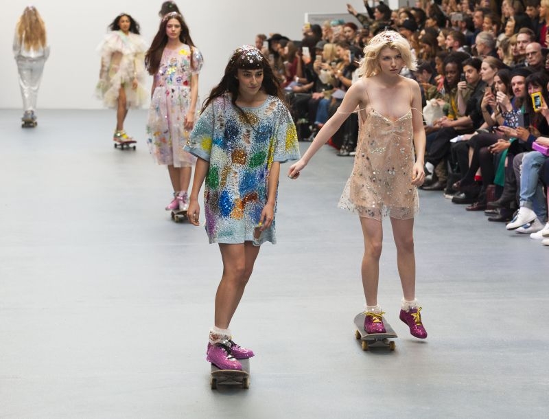 London Fashion Week : O Ashish έβγαλε στην πασαρέλα τα μοντέλα του με skateboard