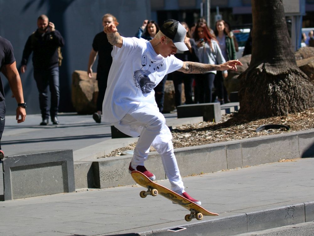 Justin Bieber είσαι και skater boy;