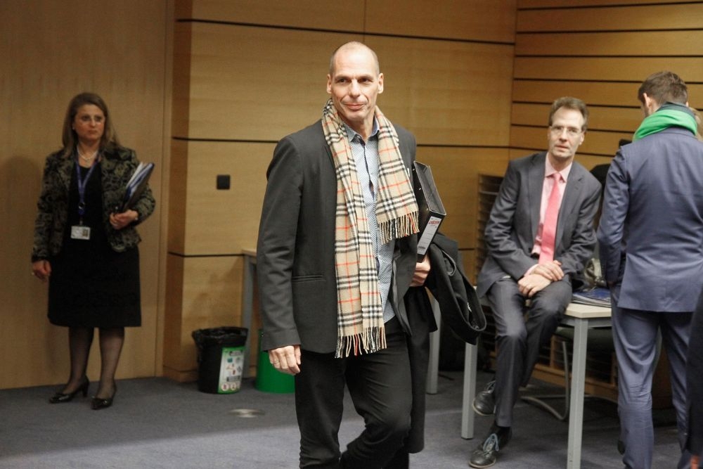 Eurogroup: Με κασκόλ Burberry ο Βαρουφάκης Eurogroup: Με κασκόλ Burberry ο Βαρουφάκης