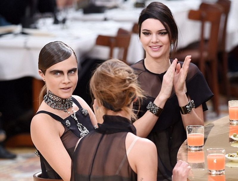 Paris Fashion Week: Επιτέλους η Cara Delevingne στο catwalk της Chanel Paris Fashion Week: Επιτέλους η Cara Delevingne στο catwalk της Chanel
