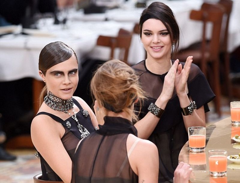 Paris Fashion Week: Επιτέλους η Cara Delevingne στο catwalk της Chanel