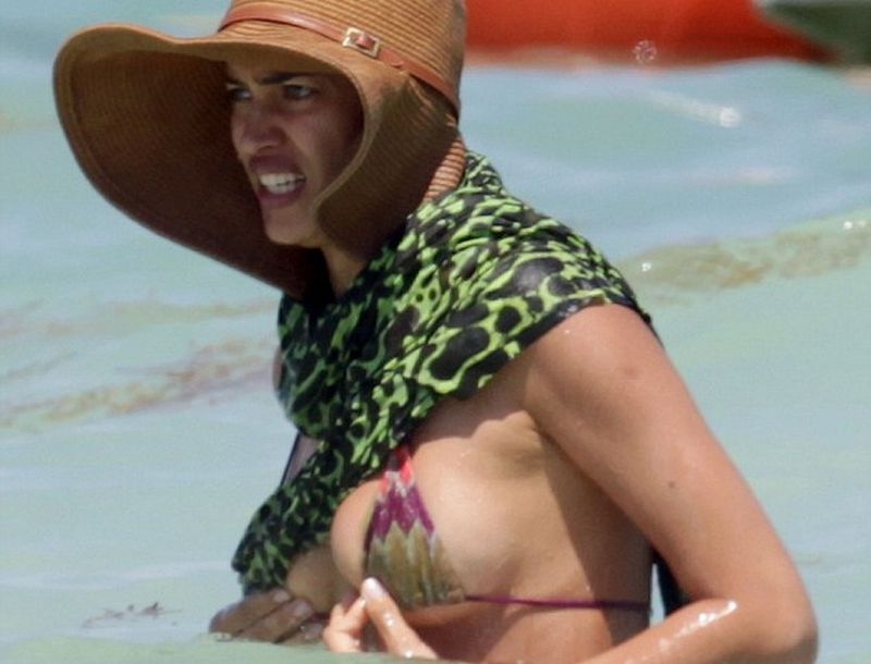Irina Shayk: Βουτιές με μικροσκοπικό μπικίνι Irina Shayk: Βουτιές με μικροσκοπικό μπικίνι