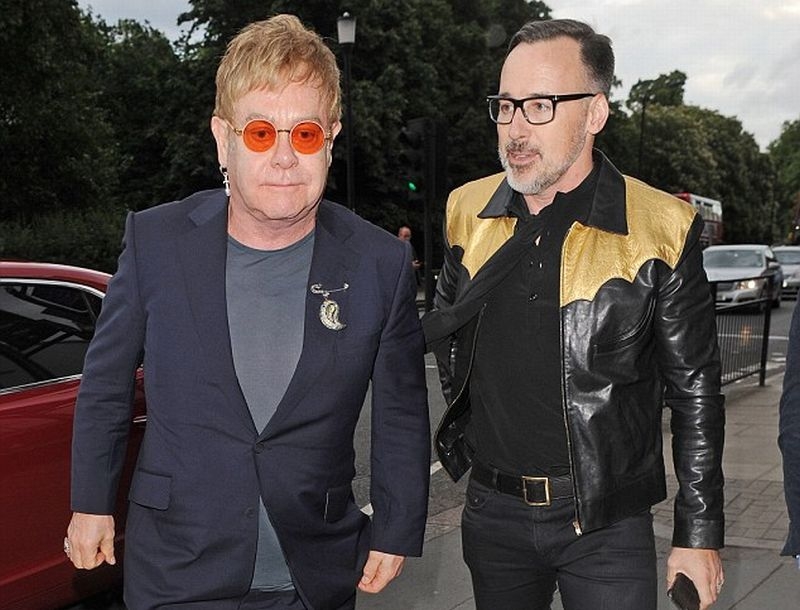 Elton John: Ο σύζυγος του αγόρασε σπίτι σε έναν άγνωστο!