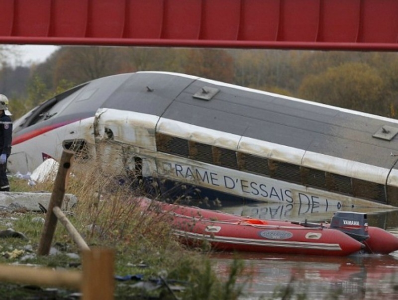 Γαλλία: Τουλάχιστον επτά νεκροί από εκτροχιασμό τρένου 