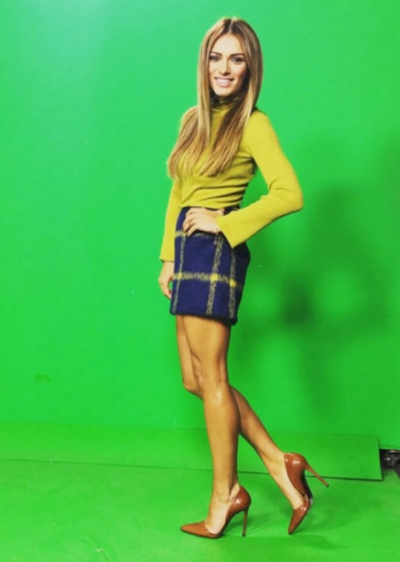 Street style : H Ελένη Τσολάκη δοκιμάζει τη μίνι φούστα με τον πιο girly-chic τρόπο