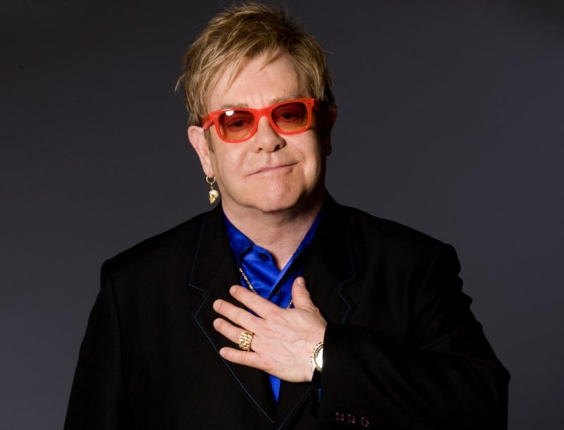 Elton John: Βρέθηκαν τα κλεμμένα γυαλιά σε σχήμα καρδιάς