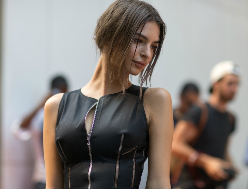 H Emily Ratajkowski κλασάτη με bodycon φόρεμα