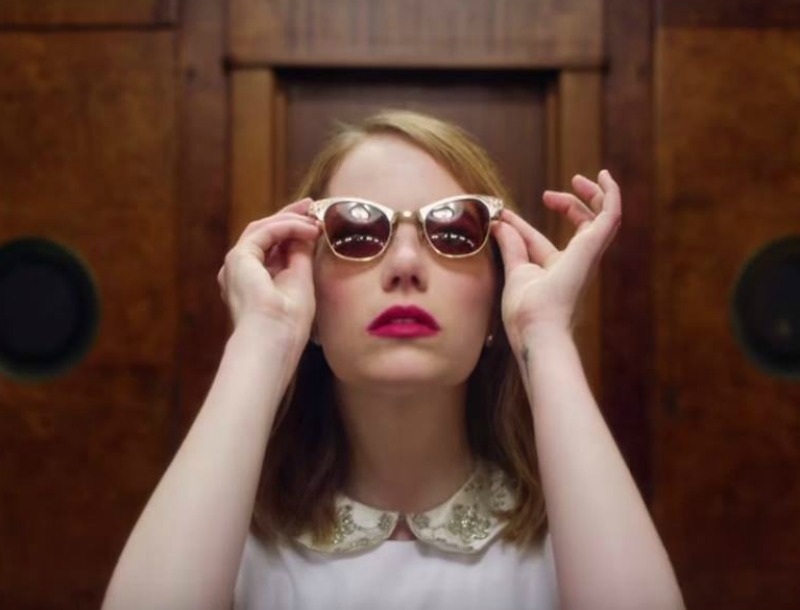 H Emma Stone παίζει στο νέο videoclip των Arcade Fire και είναι τόσο sexy!