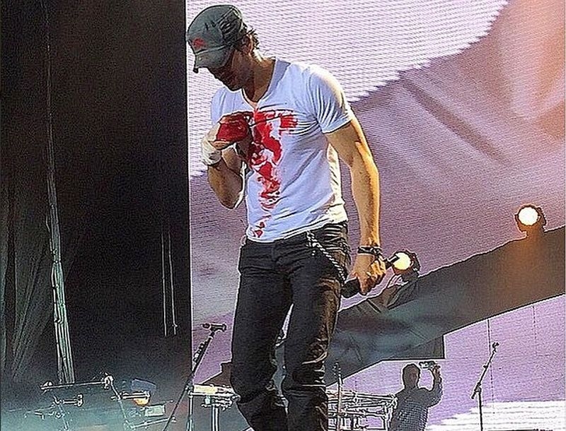 Enrique Iglesias: Παραλίγο να χάσει τα δάχτυλα του onstage!