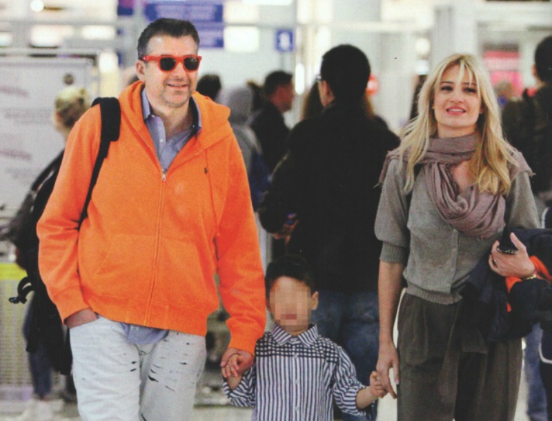 Λιάγκας - Σκορδά: Mε τον γιο τους στο αεροδρόμιο