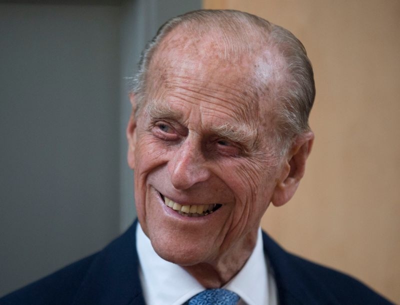 Prince Phillip: Ο Πρίγκιπας ξέφυγε! Ρώτησε κοπέλες ποιον ξεζουμίζουν!