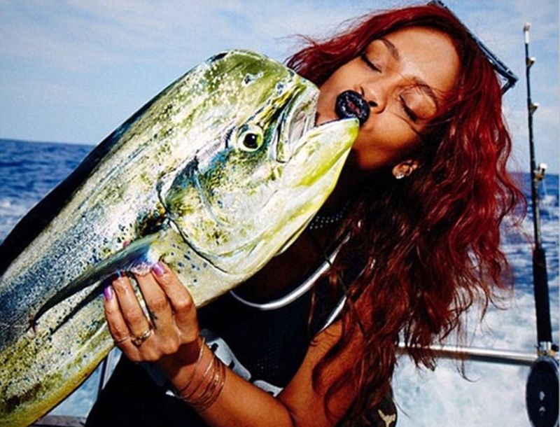 Rihanna: Πήγε για ψάρεμα και ξεκίνησε τις sexy selfies Rihanna: Πήγε για ψάρεμα και ξεκίνησε τις sexy selfies