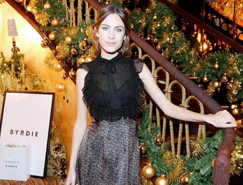 Alexa Chung : H όμορφη fashionista φορά το ιδανικό φόρεμα για τις γιορτές