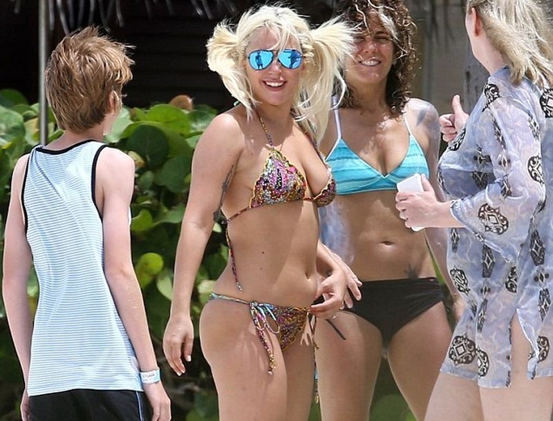 Lady Gaga: Με brazilian μαγιό στην παραλία!