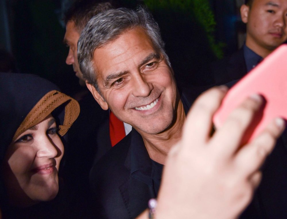 Geοrge Clooney: Μπορεί να βγαίνει ωραίος στις selfie αλλά...