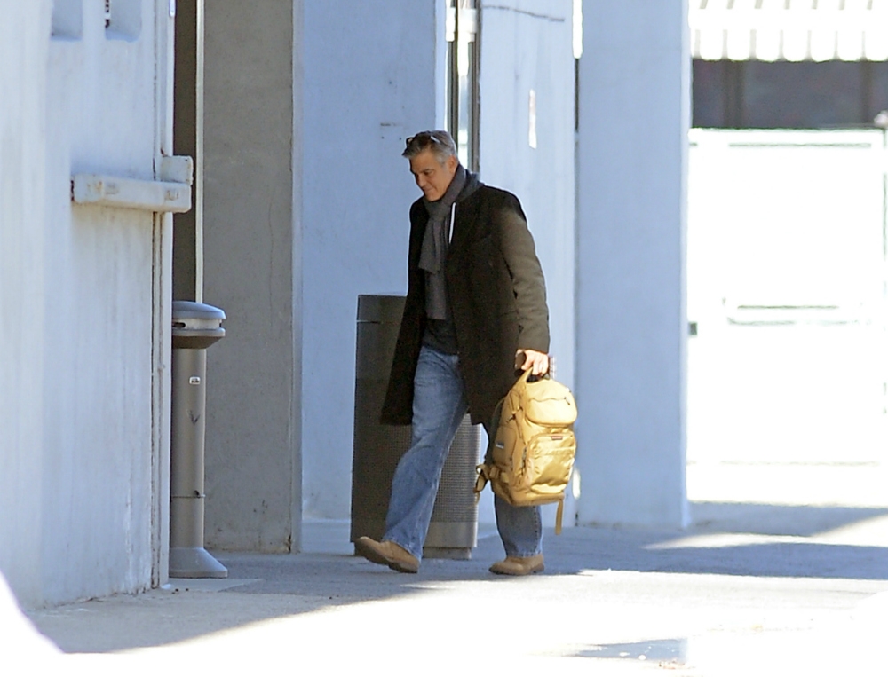 Ο καθημερινός κύριος Clooney: Mε τζιν και back bag στη Νέα Υόρκη