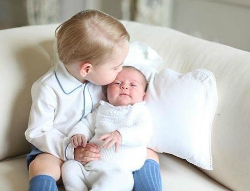 Πριγκιπικά φιλάκια! Ο Prince George και η Princess Charlotte είναι τα πιο τρυφερά αδέρφια 