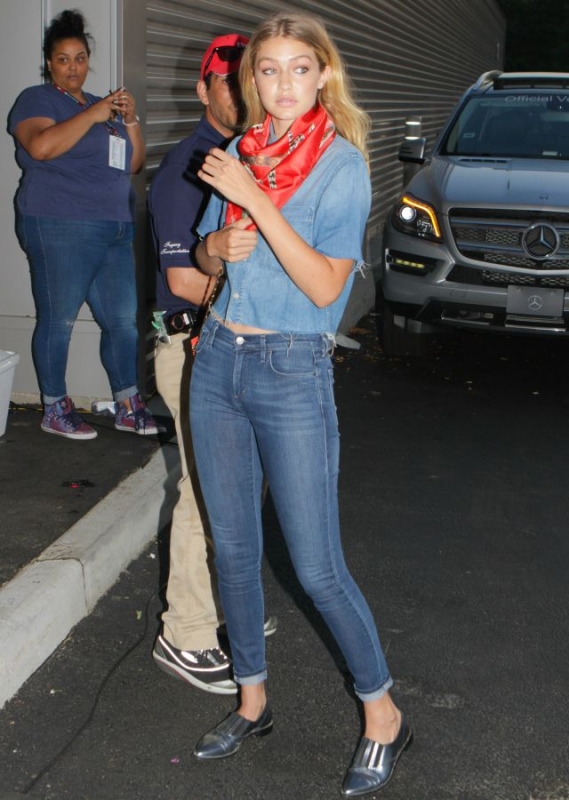 Gigi Hadid : Επιλέγει total denim look με εντυπωσιακά αξεσουάρ