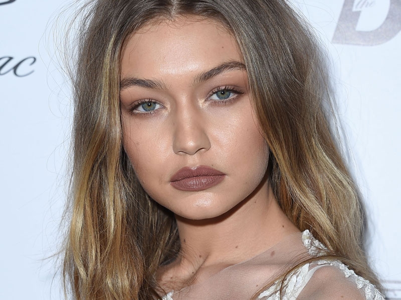 Beauty Alert: H Gigi Hadid φοράει ένα από τα πιο hot lips colors της Άνοιξης! 