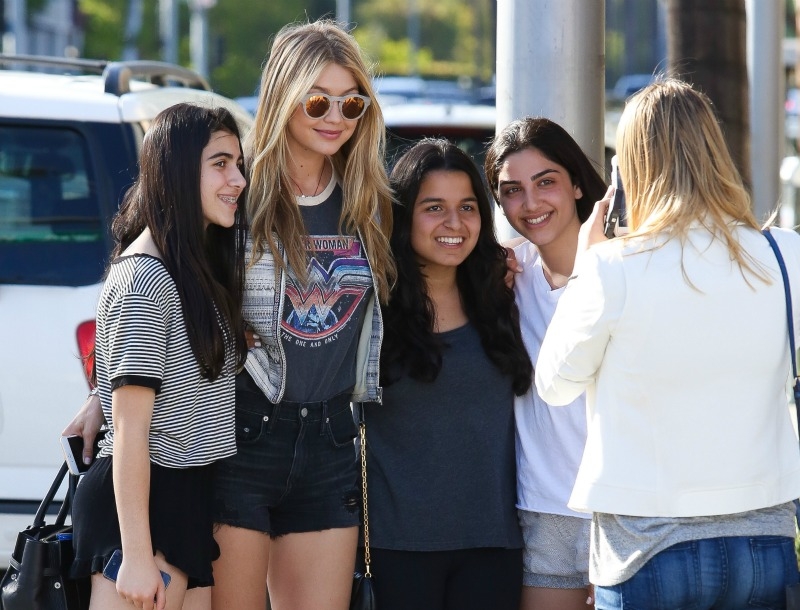 Gigi Hadid: Το 19χρονο μοντέλο φωτογραφήθηκε με τους fan της στο Beverly Hills