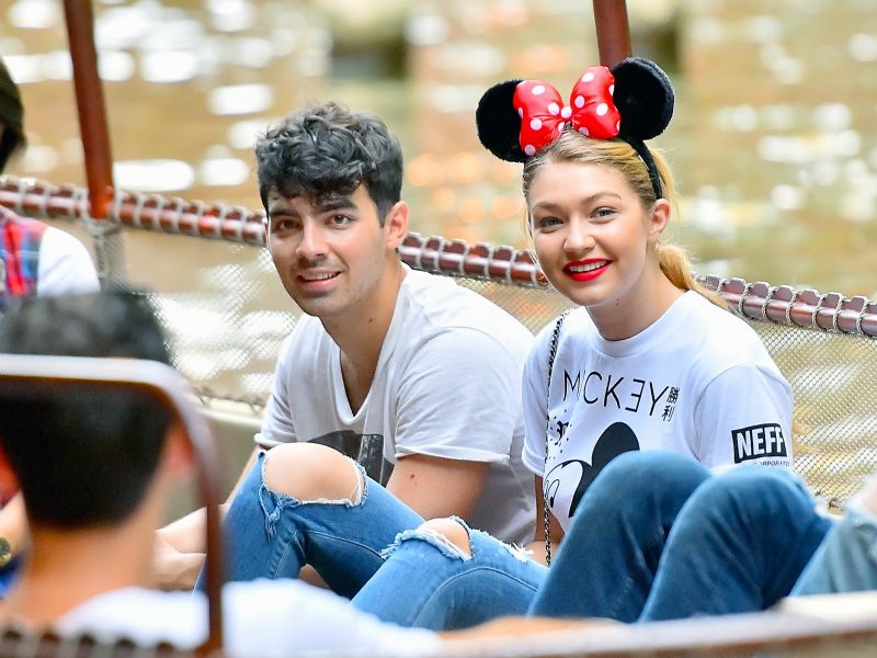 Gigi Hadid – Joe Jonas: Κάνουν σαν μικρά παιδιά στη Disneyland!