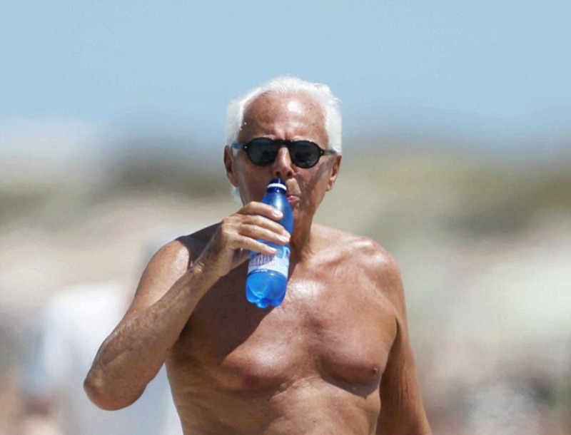 Giorgio Armani: Διακοπές στην Ισπανία με tiny μαγιό