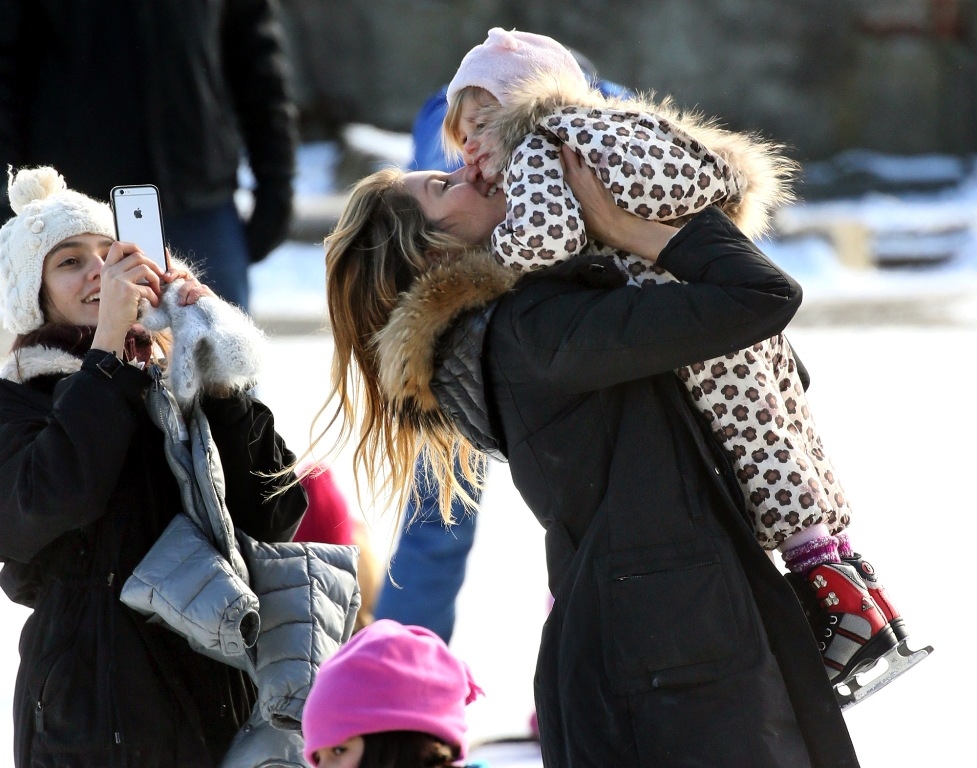 Ice, ice… babies! Η Gisele για πατινάζ με τα παιδιά της