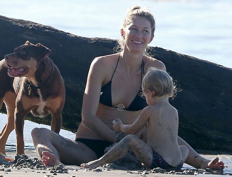 Family Time: Η Gisele χαλαρώνει στην παραλία μέσα στο χειμώνα