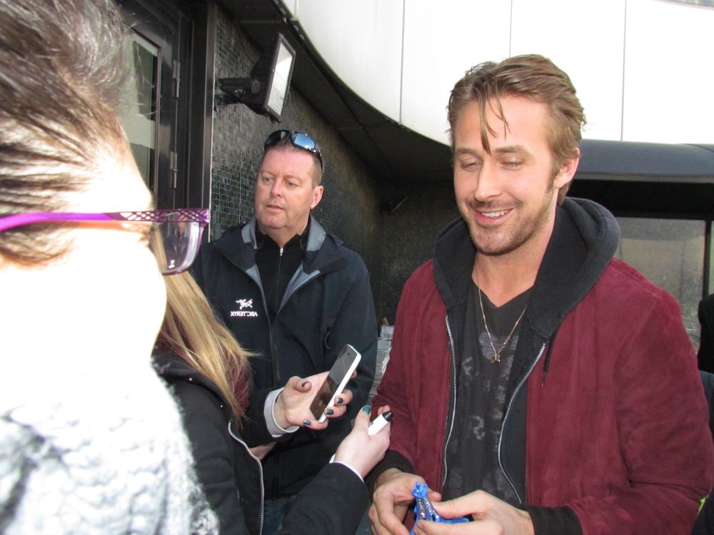 Ryan Gosling: Αγκαλιές με τους fans στο Παρίσι