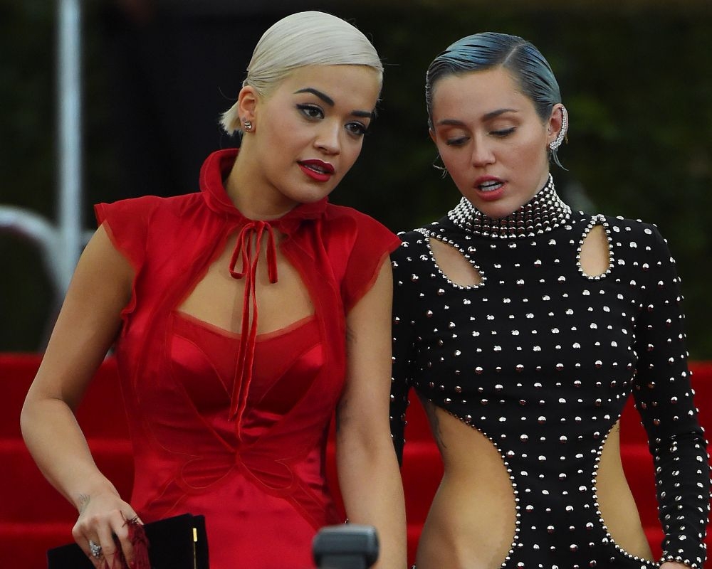Ποιον κουτσομπολεύουν Miley Cyrus και Rita Ora; Ποιον κουτσομπολεύουν Miley Cyrus και Rita Ora;