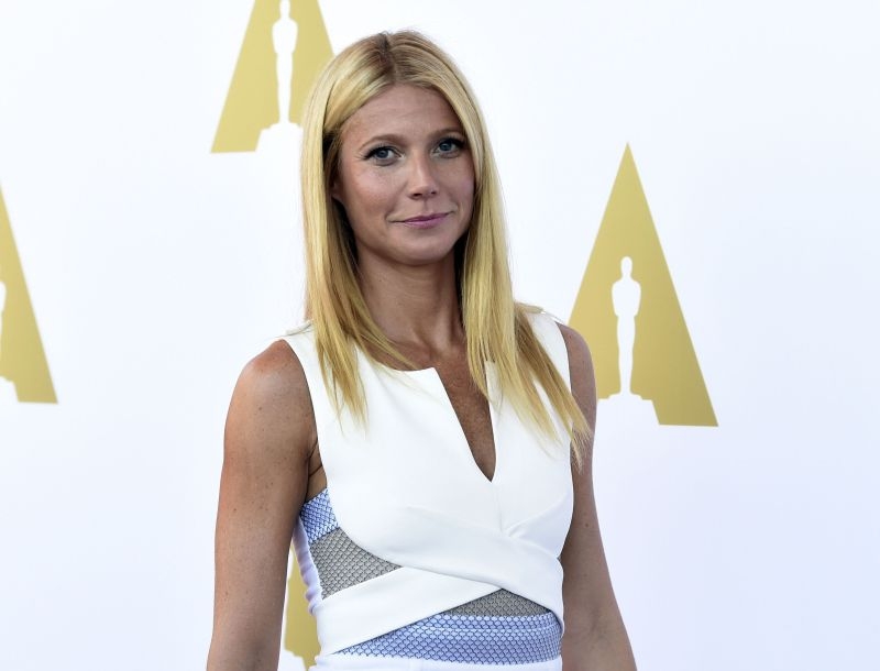 H αυστηρή detox δίαιτα απέδωσε! Η Gwyneth Paltrow με μπικίνι στην παραλία όμορφη και fit