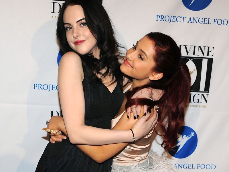 Ariana Grande : Φιλήθηκε με την Elizabeth Gillies στο στόμα (video)