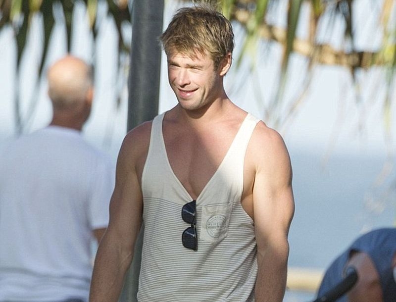 Chris Hemsworth: Ο πιο sexy μπαμπάς βόλτα με τα παιδιά του